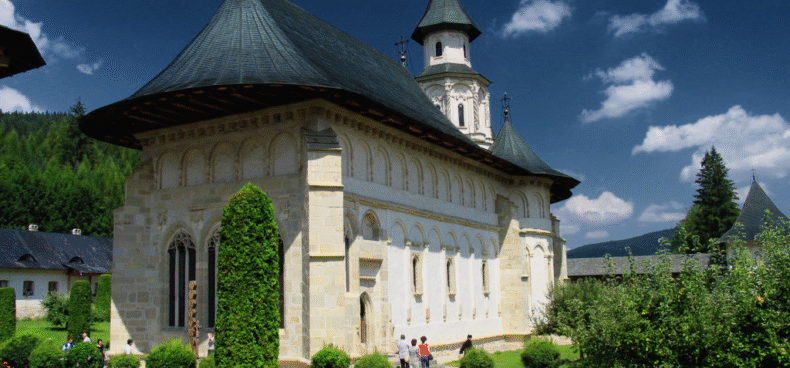 De ce tot mai mulți români aleg să călătorească în scop spiritual - image 2026 05 05 231023936